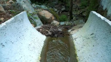 Ormanın çevre güvenliğini sağlamak için dağ parkındaki yağış drenajı için beton ve taş altyapısı.