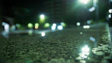 Şiddetli gök gürültülü fırtınada gece gökyüzünü aydınlatan güçlü bir yıldırım. Kentsel ufuk çizgisi üzerinde dramatik hava olayları.