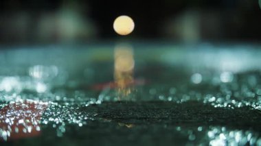 Şiddetli gök gürültülü fırtınada gece gökyüzünü aydınlatan güçlü bir yıldırım. Kentsel ufuk çizgisi üzerinde dramatik hava olayları.