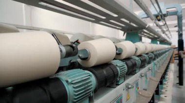 Tekstil fabrikası teçhizat işleme ipliği otomatik makine geri sarma bobinleri.