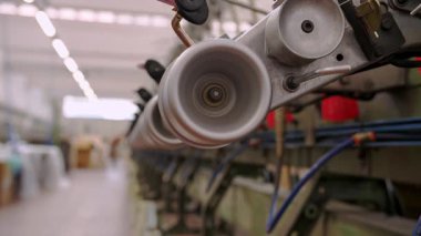 Fabrika makineleri makaraları geri sarar ya da tekstil işleme sırasında yün ipliklerle bobinleri sarar. Endüstriyel ekipman.