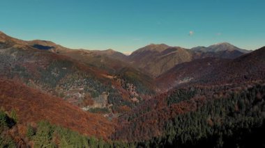 Sonbahar boyunca İtalyan Alpleri 'nin hava perspektifi dağ yamaçlarının renkli kırmızı ve turuncu yapraklarla kaplı olduğunu gösteriyor..