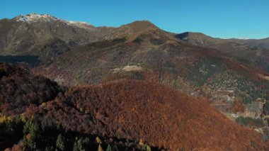 İtalya 'daki sonbahar zirveleri ve orman yığınlarının büyüleyici manzarası. Alp arazisi boyunca canlı mevsimsel zıtlıklar.
