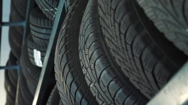 Araba tamir atölyesindeki yeni araba lastikleri raflara düzgünce dizilmiş. Depo stoku ve güvenlik kavramı.