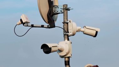 Kentsel bir bölgeyi izleyen çoklu güvenlik kameralarının düşük açılı görüntüsü. Ağ görüntüleme sistemi.