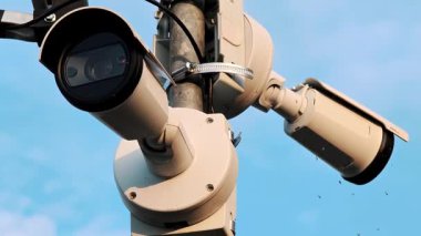 Bir direğe monte edilmiş kapalı devre kamerasının detaylı görüntüsü. Modern güvenlik ekipmanları.