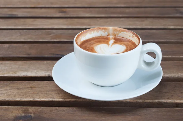 Xícara de café na mesa de madeira — Fotografia de Stock