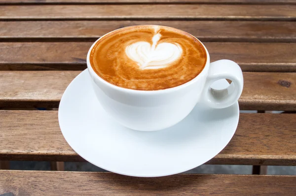 Heart Coffee di meja kayu — Stok Foto