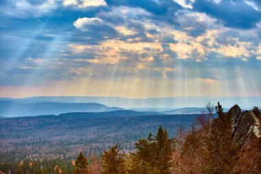 Ural dağlar ve tepeler. Taganay sırtı, Zlatoust şehrinden Chelyabinsk bölgesi Ural dağları ve tepelerinden bir manzara. Taganay sırtı, Chelyabinsk bölgesindeki Zlatoust şehrinden bir manzara.