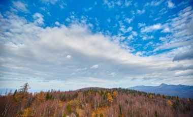 Ural dağlar ve tepeler. Taganay sırtı, Chelyabinsk bölgesindeki Zlatoust şehrinden bir manzara..
