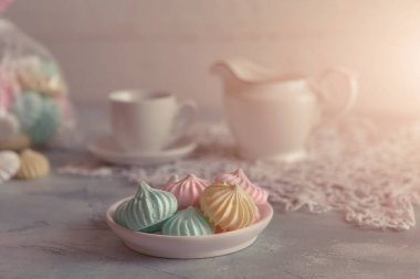 Bir kupa sütlü krema, seçici odaklanma, yakın plan..