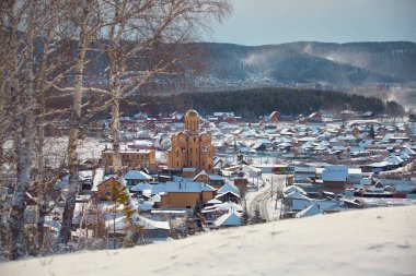 Rus köyü kışı. Karla kaplı çatılar, ormanda bir kar fırtınası..