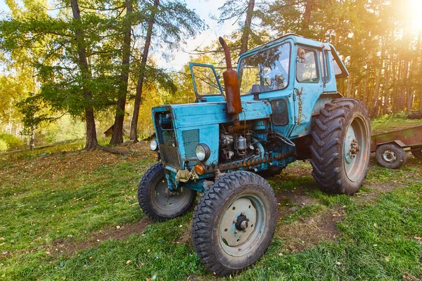 Velho Trator Azul Fica Quintal — Fotografia de Stock