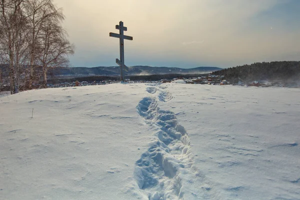 Ein Weg Schnee Zum Gedenkkreuz Auf Einem Berg Einem Russisch — Stockfoto