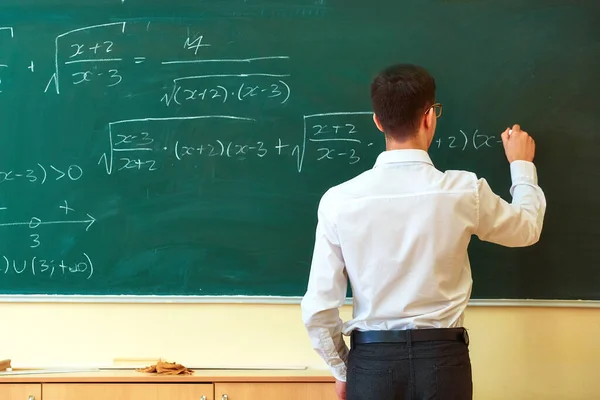 Egy Diák Fehér Krétát Használt Hogy Matematikai Képleteket Írjon Táblára — Stock Fotó