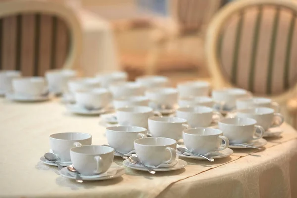 Um monte de xícaras de café branco. Vista superior em muitos empilhados em fileiras de copos brancos limpos vazios para chá ou café — Fotografia de Stock