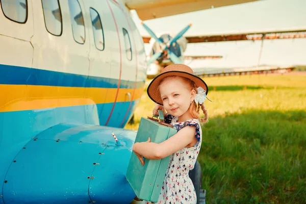 Una Chica Con Sombrero Para Cerca Del Avión Sueña Con —  Fotos de Stock