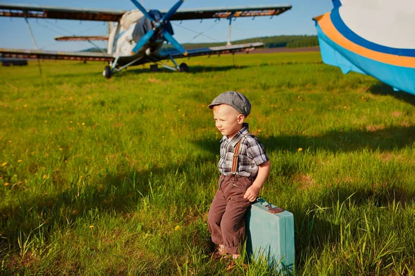 Niño Niño Feliz Con Una Pequeña Maleta Fondo Los Aviones —  Fotos de Stock