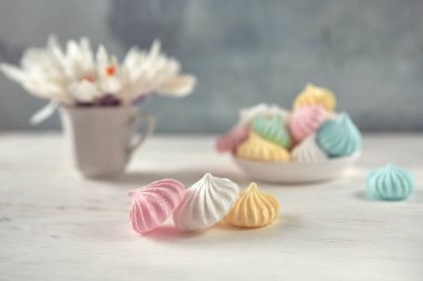 Crocus çiçekleriyle romantik bir hayat ve pastel gölgeli şirin kremalar. Aşk konsepti, bahar ve yeni mutlu bir gün