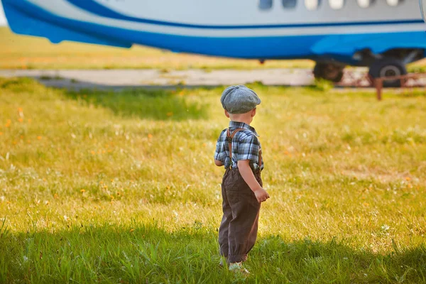Смішний Хлопчик Стоїть Аеродромі Цікаво Виглядає Літаках — стокове фото