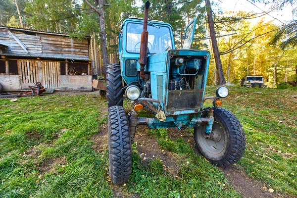 Old Blue Tractor Stands Farmyard — Stock Photo, Image