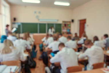 Arka plan kullanımı için sınıfta bulanık öğrenciler ve öğretmenler