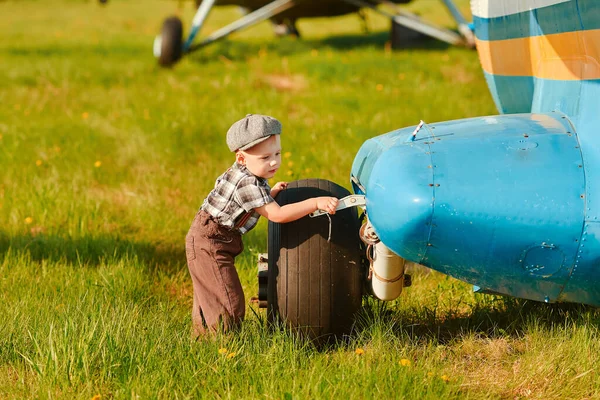 Niño Tiene Curiosidad Por Diseño Del Avión Concepto Elegir Una —  Fotos de Stock