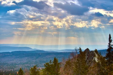 Ural dağlar ve tepeler. Taganay sırtı, Chelyabinsk bölgesindeki Zlatoust şehrinden bir manzara..