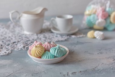 Hassas pastel renkte kremalar sabah çayı için masanın üzerinde..