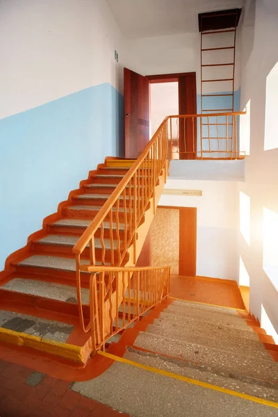 Крупный План Внутренней Лестницы Старом Муниципальном Здании Школе — стоковое фото