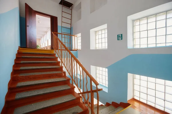 Nahaufnahme der Innentreppe in der alten Schule. Leere Treppen lizenzfreie Stockfotos