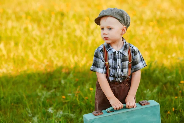 Een Mooi Klein Kind Met Een Koffer Het Veld Klaar — Stockfoto