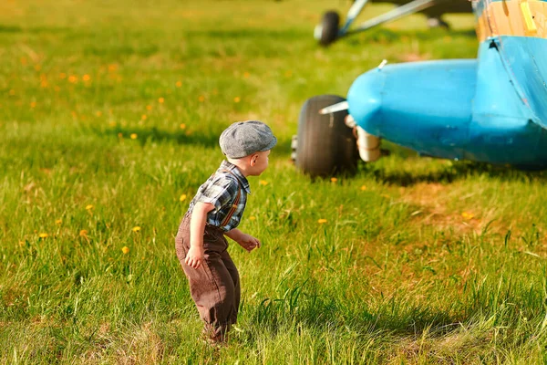 Niño Tiene Curiosidad Por Diseño Del Avión Concepto Elegir Una — Foto de Stock