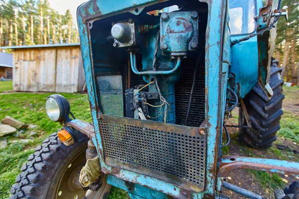 Een Oude Blauwe Trekker Staat Een Farmyar — Stockfoto