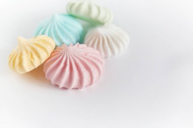 Beyaz arkaplanda pastel renkli krema.