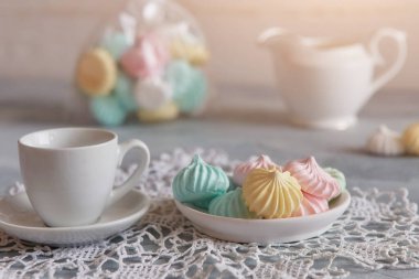 Bir kupa sütlü krema, seçici odaklanma, yakın plan.