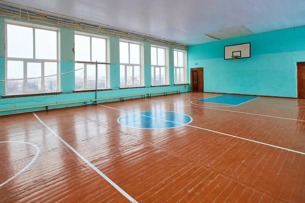 Une salle de sport scolaire qui n'a pas été réparée depuis de nombreuses années avec un vieux plancher de bois — Photo