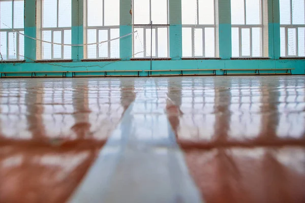Шкільний спортивний зал, який багато років не ремонтували зі старою дерев'яною підлогою — стокове фото