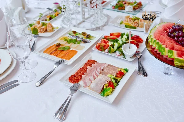 Mesa Banquete Catering Lindamente Decorada Com Diferentes Lanches Aperitivos Alimentares — Fotografia de Stock