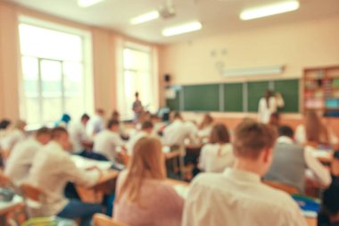 Bulanık odak. Öğrencili sınıf odasının soyut arkaplanı