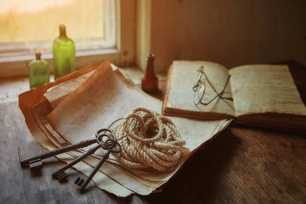 Objetos Antigos Corda Livros Manuscritos Garrafas Fundo Uma Mesa Madeira — Fotografia de Stock