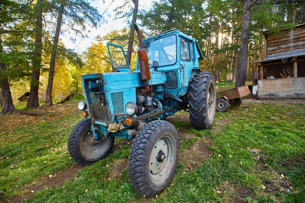 Viejo Tractor Azul Encuentra Corral —  Fotos de Stock