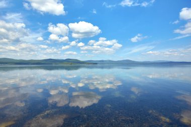 Turgoyak Gölü Panoraması, Güney Urallar 'da, Miass şehri yakınlarındaki Chelyabinsk bölgesinde, temiz içme suyuyla