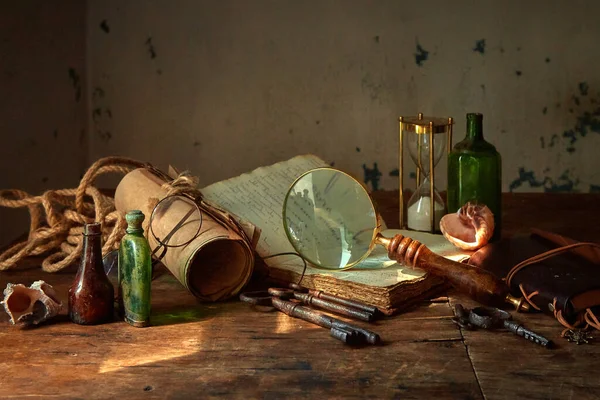 玻璃瓶中的药品和物质放在一张旧的木制桌子上 陈列室中世纪科学家的房间 装有各种瓶子和旧书 — 图库照片
