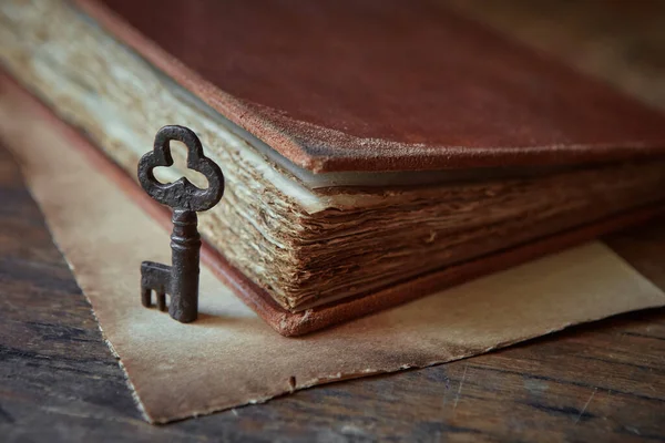 Una Antigua Llave Una Hermosa Forma Encuentra Junto Libro Pergamino Imagen De Stock