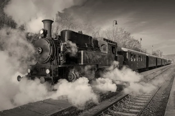 Storico Treno a vapore alla stazione ferroviaria — Foto Stock