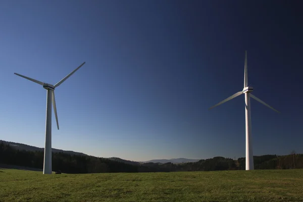 自然の牧草地で風力発電 — ストック写真