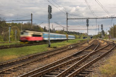 Yolcu treni rayda gidiyor