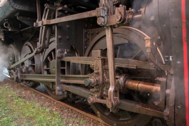 Buharlı tren pistlerde mekanik parçası