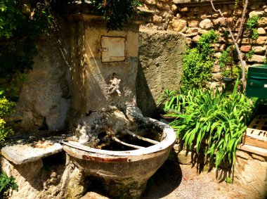 Grignan sokaklarında çeşme